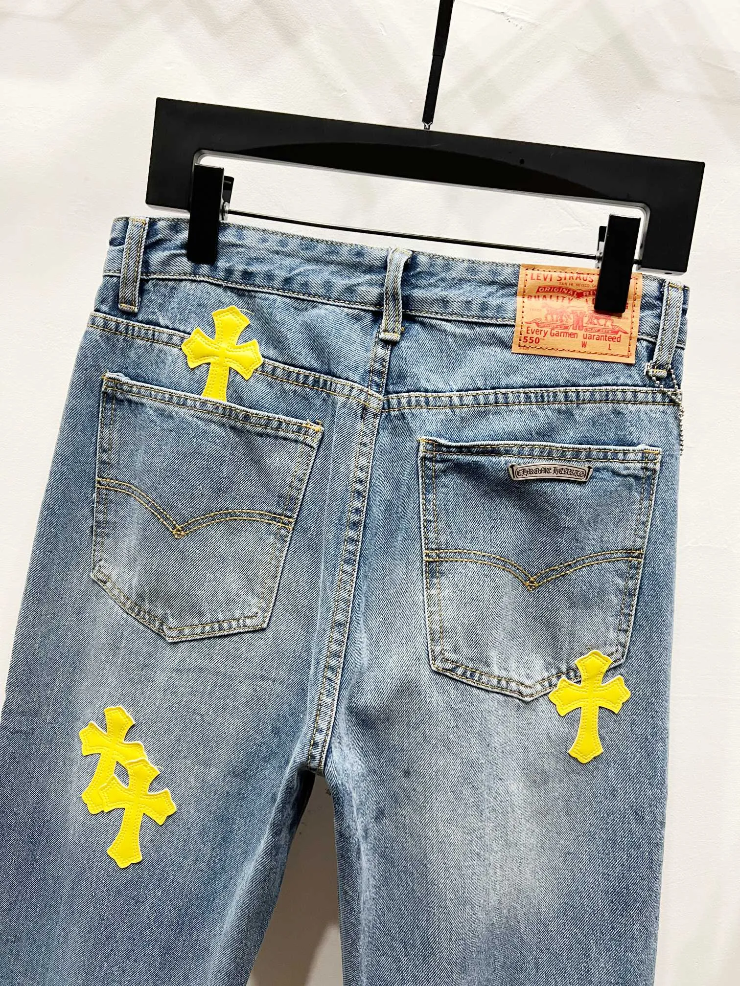 P240 Style number: (K1170) Chrome hearts & Chrome hearts High-end Chrome hearts blue and yellow leather cross patchwork leather jeans, the same style as the trendy uncle. Original hardware accessories, washed and other elevators, QR code analysis are all purchased from the original factory, high degree of restoration, you are welcome to compare the products ~ Three-dimensional version Loose and comfortable, not picky about the figure, taller and slimmer, factory Seiko, original factory quality control, same style for men and women, can be matched with couples, versatile recommendation, must-have jeans for all seasons, fashionable people have been disappointed From the quality selection of fabrics, the tailoring of details, and the matching of patterns, everything is impeccable! The upper body is so handsome when worn...it can be easily worn by men, women and children! The craftsmanship uses heavy-duty washed pure cotton denim fabric. After washing, it is soft and thick. It is very stylish when worn on the body. Size: 28, 30, 32, 34 Color: blue yellow leather